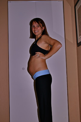 18 Weeks Pregnant. Getting bigger... I have gained 12lbs! 18 Weeks Pregnant. Getting bigger... I have gained 12lbs!