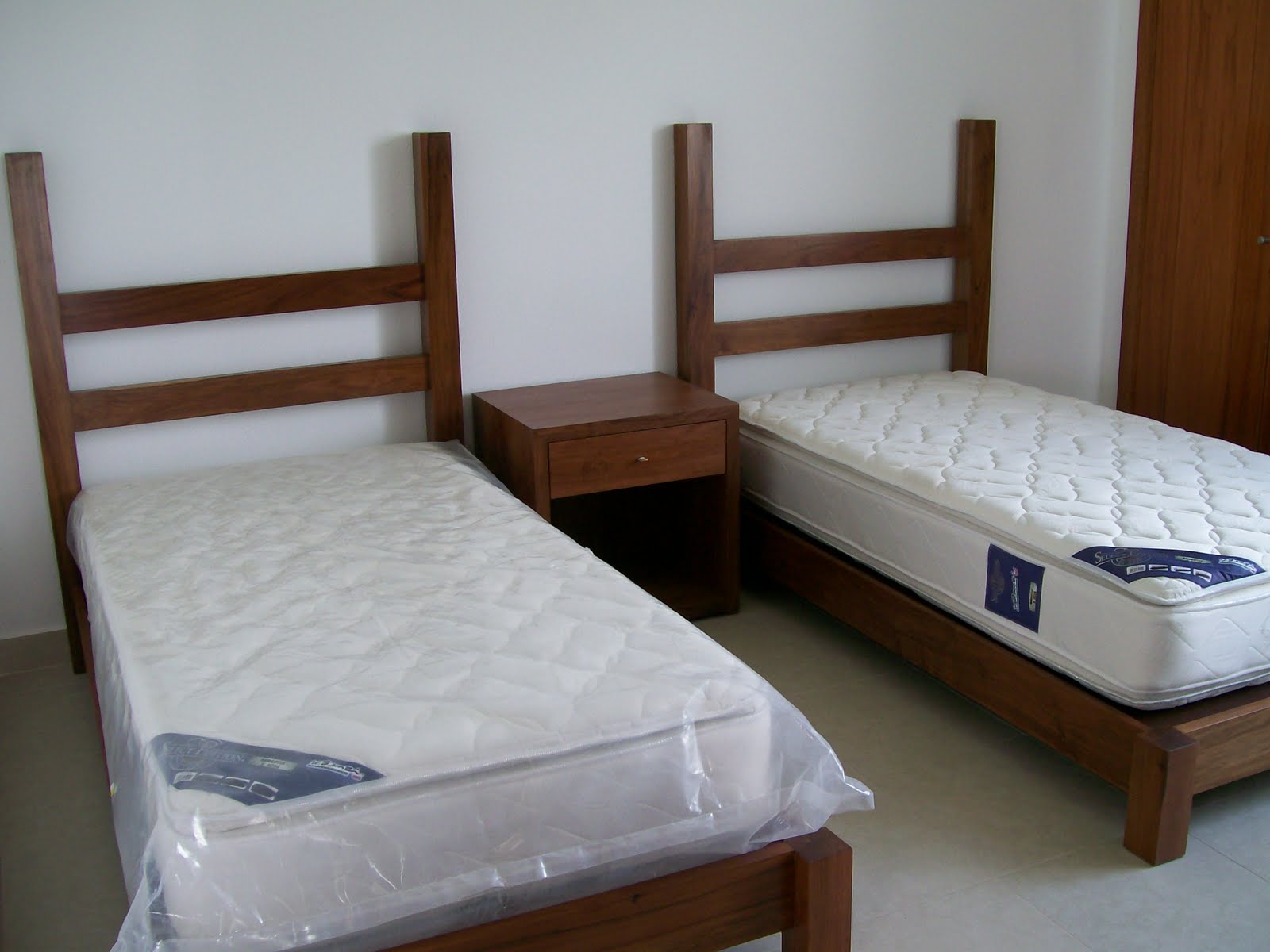 Camas gemelas individuales, fabricadas en madera solida de Camas gemelas individuales, fabricadas en madera solida de
