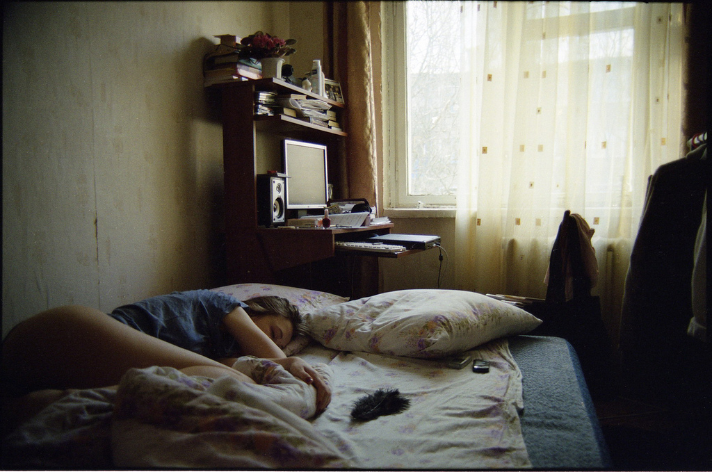 Девушка В Кровати Без Лица Фото Ночью