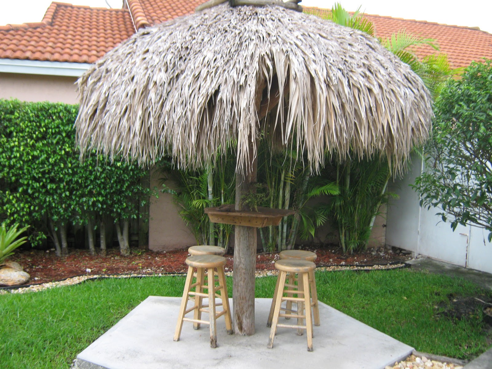 FERNANDEZ CABINET: PATIOS: MESA PARA SOMBRILLA Y BUTACAS