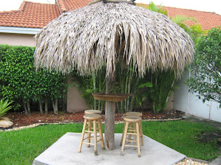 FERNANDEZ CABINET: PATIOS: MESA PARA SOMBRILLA Y BUTACAS