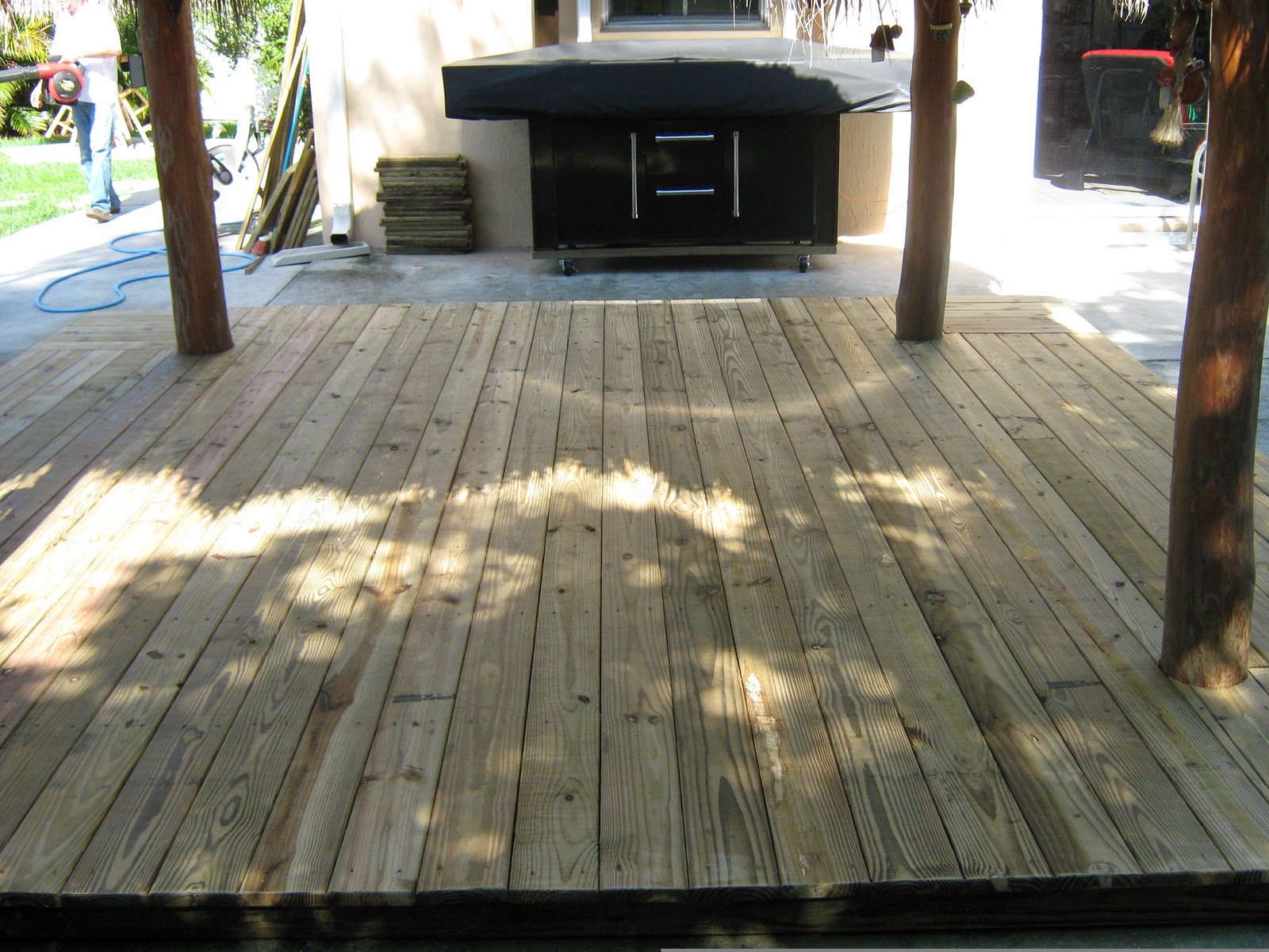 FERNANDEZ CABINET: DECK DE MADERA TRATADA PARA TIKI BAR