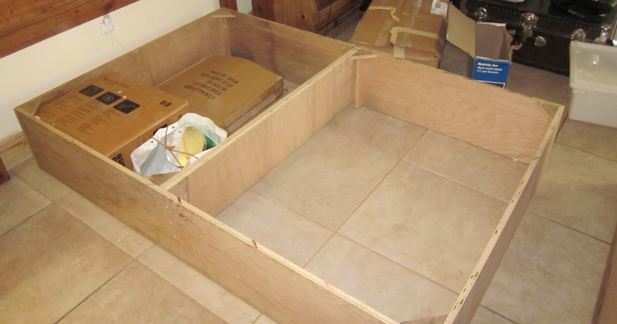 FERNANDEZ CABINET: CAMA DE PLATAFORMA DE MADERA QUE SIRVE PARA GUARDAR