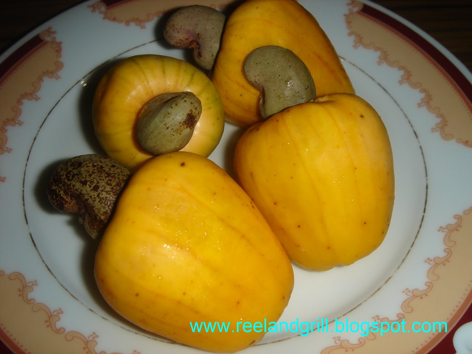 Reel and Grill Kasoy Cashew Juice and Nuts