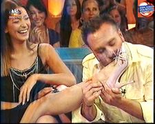 VANESSA OLIVEIRA É BEIJADA NA PERNA POR NUNO EIRÓ NO "CONTACTO"