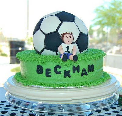 http://2.bp.blogspot.com/_dNmO-VJt5rk/S-eArwuRhTI/AAAAAAAABLI/dbiZmg-xRHc/s400/Beckham+soccer+cake.jpg