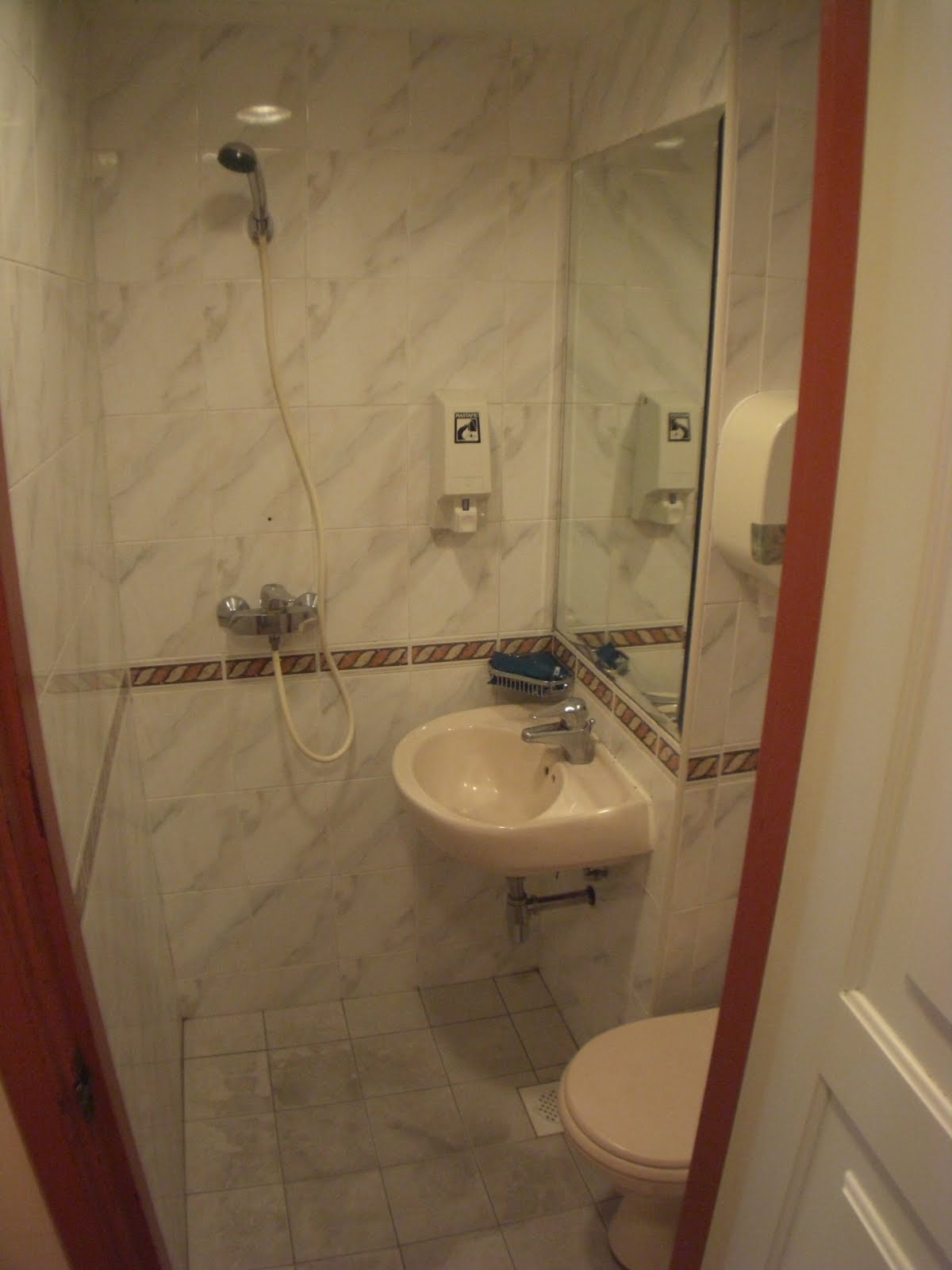 ゲイランに泊まる ゲラン ホテル８１オーキッドのバスルームとアメニティー