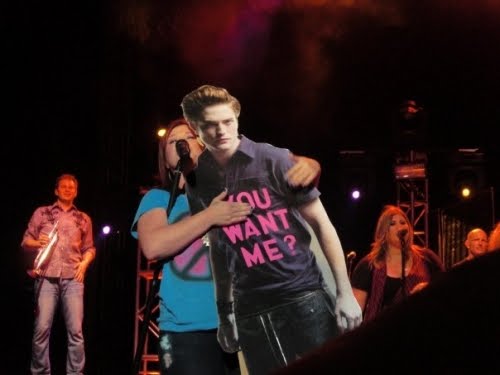 [5335_710050875420_22917349_42211941_1904947_n.jpg]