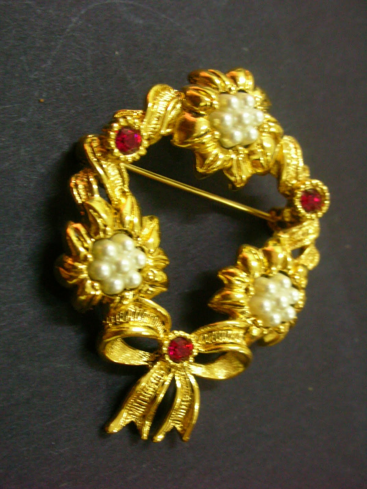 FASHION CARE 2U H013 Vintage Brooch Signed Avon