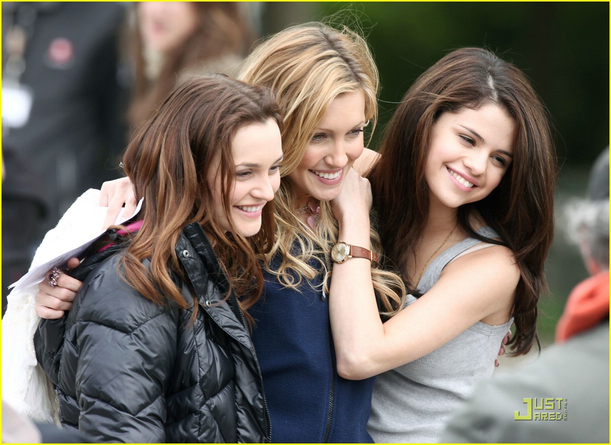 http://2.bp.blogspot.com/_dXhoR44EPso/TB_u8f5jdJI/AAAAAAAAEbU/d5SK4Gs0j-Q/s1600/selena-gomez-paris-pack-03.jpg