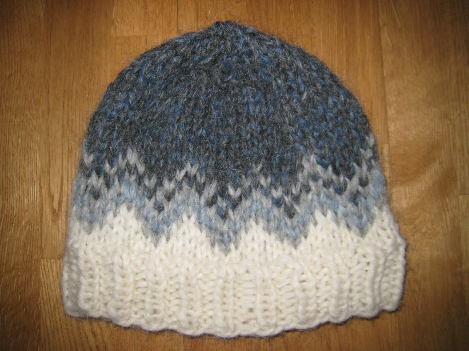 Knit Icelandic: Alva was born 20th of December and I knitted a Icelandic hat