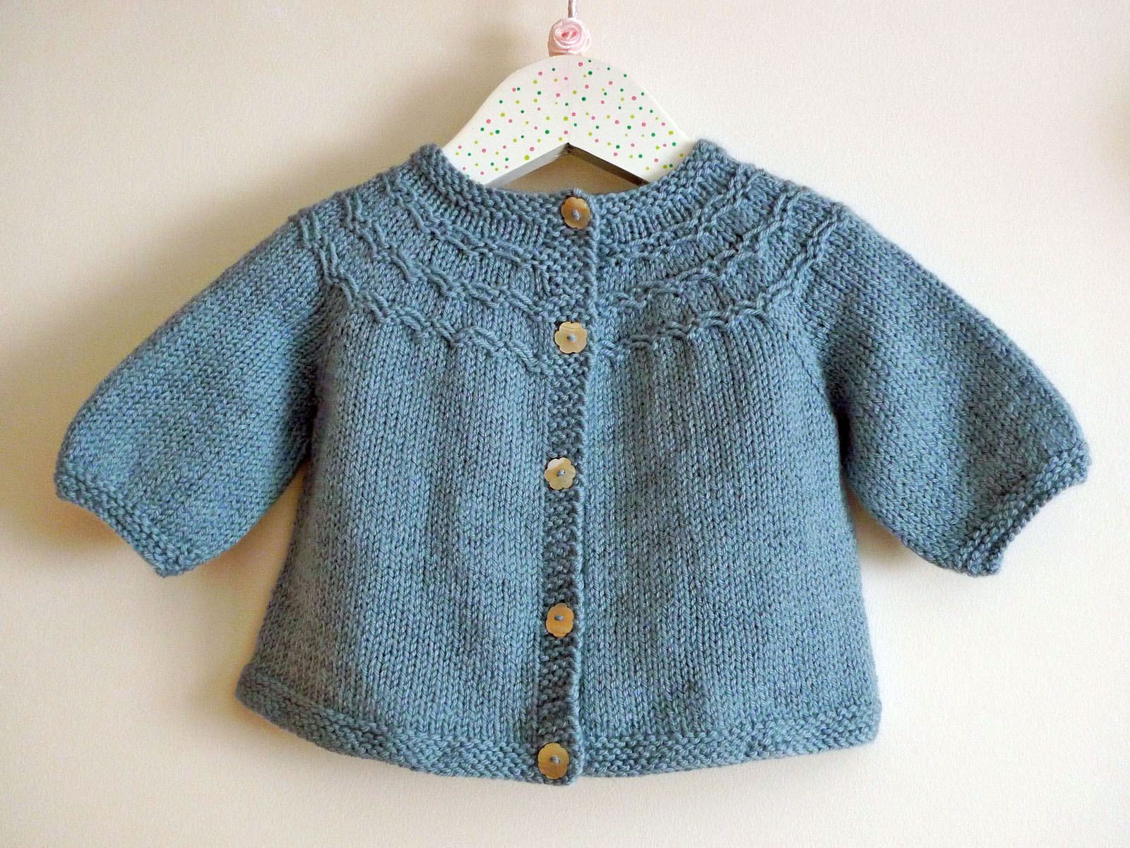 Chocolate a chuva: smocked baby cardi + cabled booties