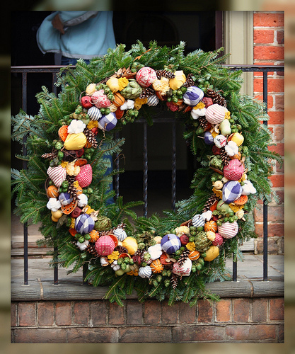 Governors palace williamsburg virginia brass christmas tree ornament Living In Williamsburg, Virginia: Christmas Decorations At The Milliner