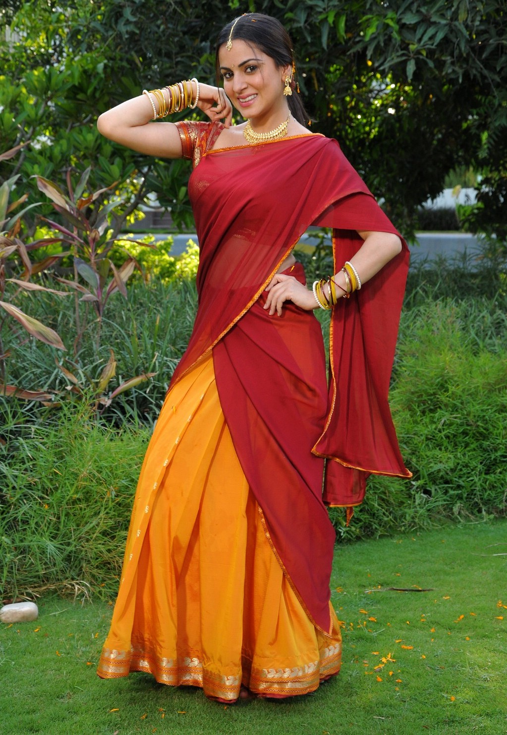 beautiesinsarees: South Indian Actress in Half Saree