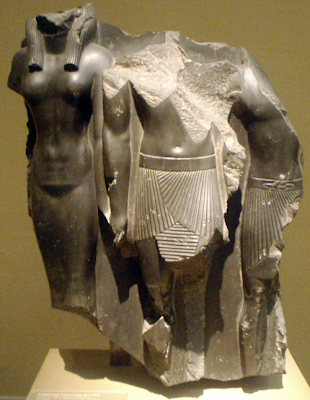 منكاورع هو الملك صاحب الهرم الثالث Menkaura-FragmentaryTriad_MuseumOfFineArtsBoston+-+Copy