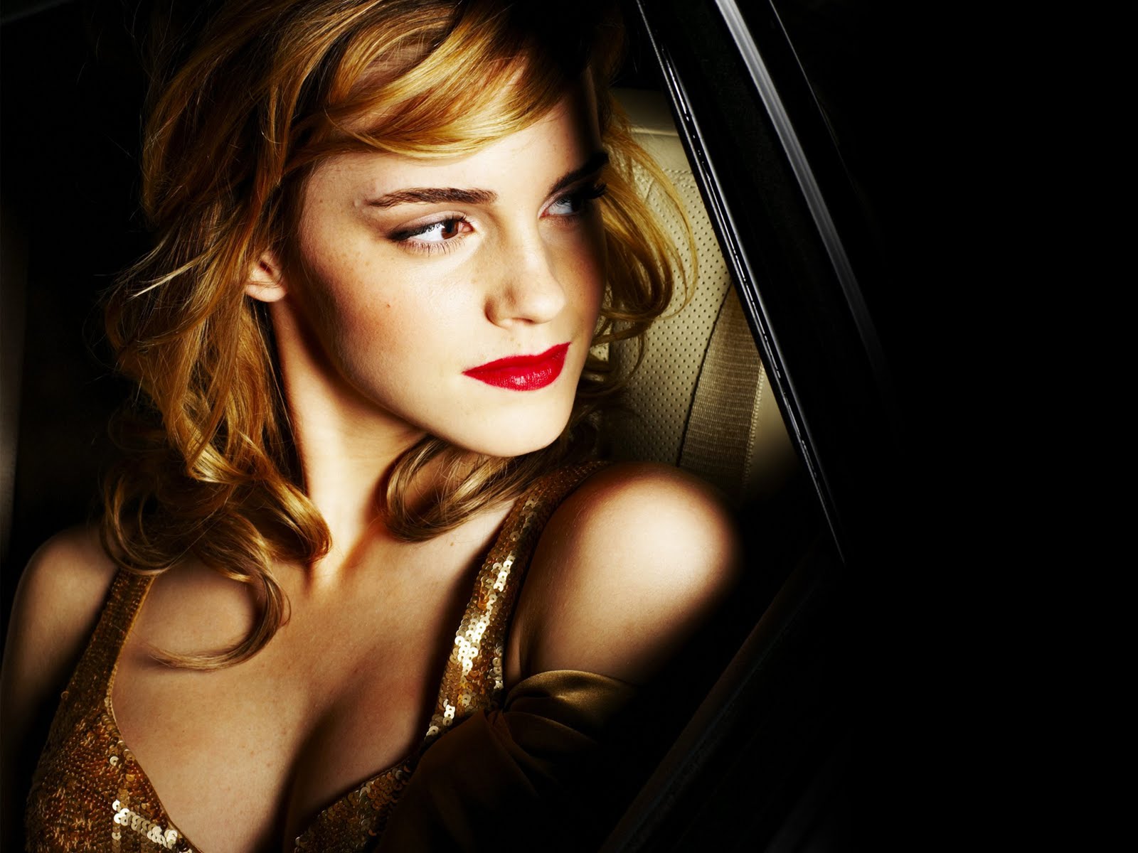 http://2.bp.blogspot.com/_dsdm_iRDhuI/TCo13CRFOWI/AAAAAAAAACU/W7H5A4DYRlU/s1600/emma_watson_in_beautiful_dress-normal.jpg