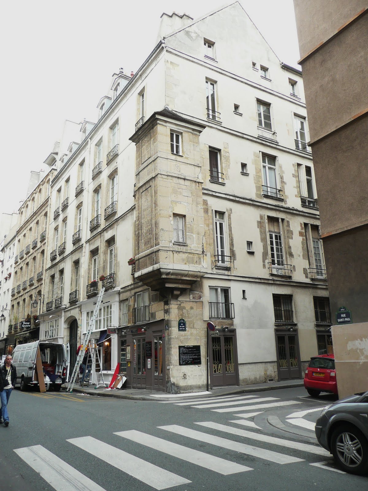 not so zenquilts in Paris La rue St.Paul and back to the hexies.