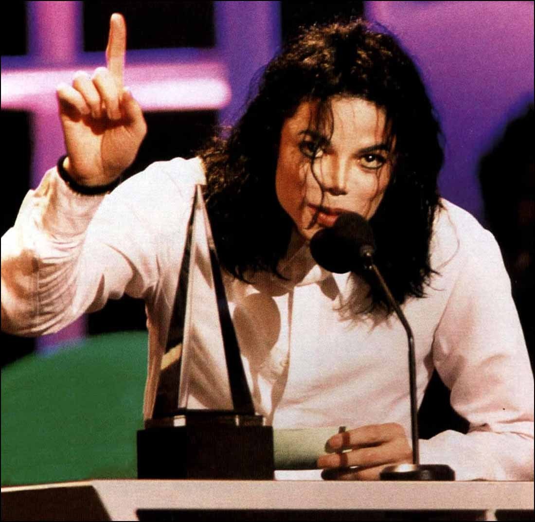 The-20th-American-Music-Awards-michael-jackson-8210124-1100-1073%5B1%5D.jpg