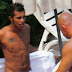 Marco Carta in costume ed in compagnia del manager