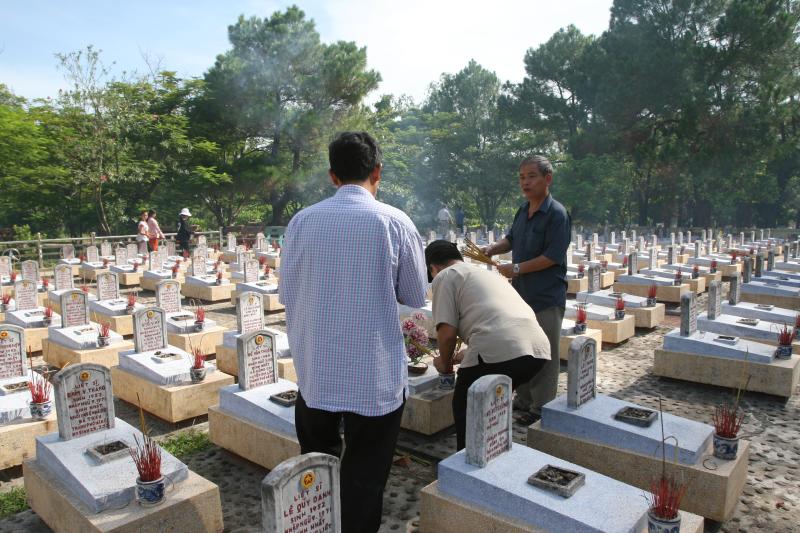 đoàn các gia đình của Cục TCĐT tổ chức thăm Nghĩa trang Trường Sơn và viếng mộ bạn Mạnh Minh.