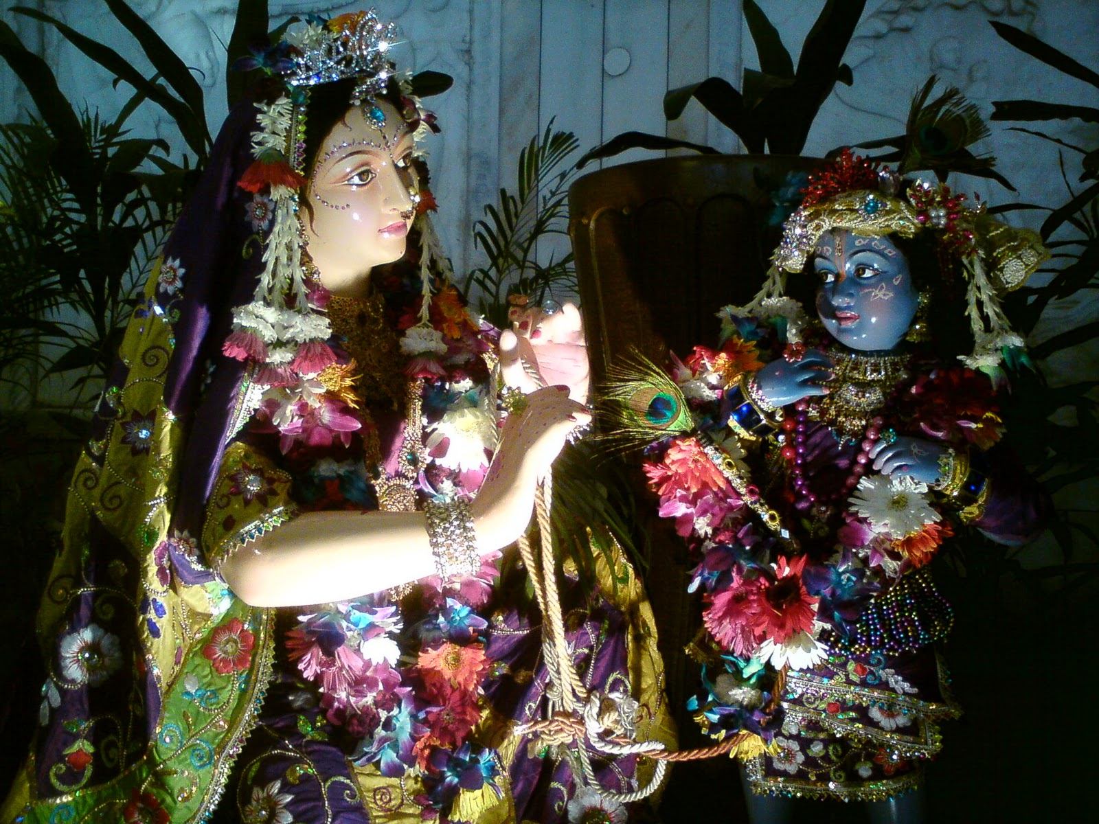 http://2.bp.blogspot.com/_e5MBHXtTth8/TQxm1LtzzpI/AAAAAAAABCM/0CJlrKN1dkw/s1600/Divine+image+of+Mother+Yasoda+with+Lord+Krishna+at+the+ISKCON+temple+Delhi.JPG