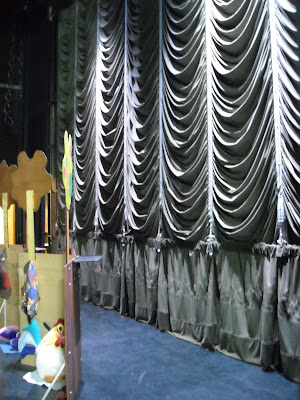 El telón del Teatro Circo de Orihuela, visto desde el escenario