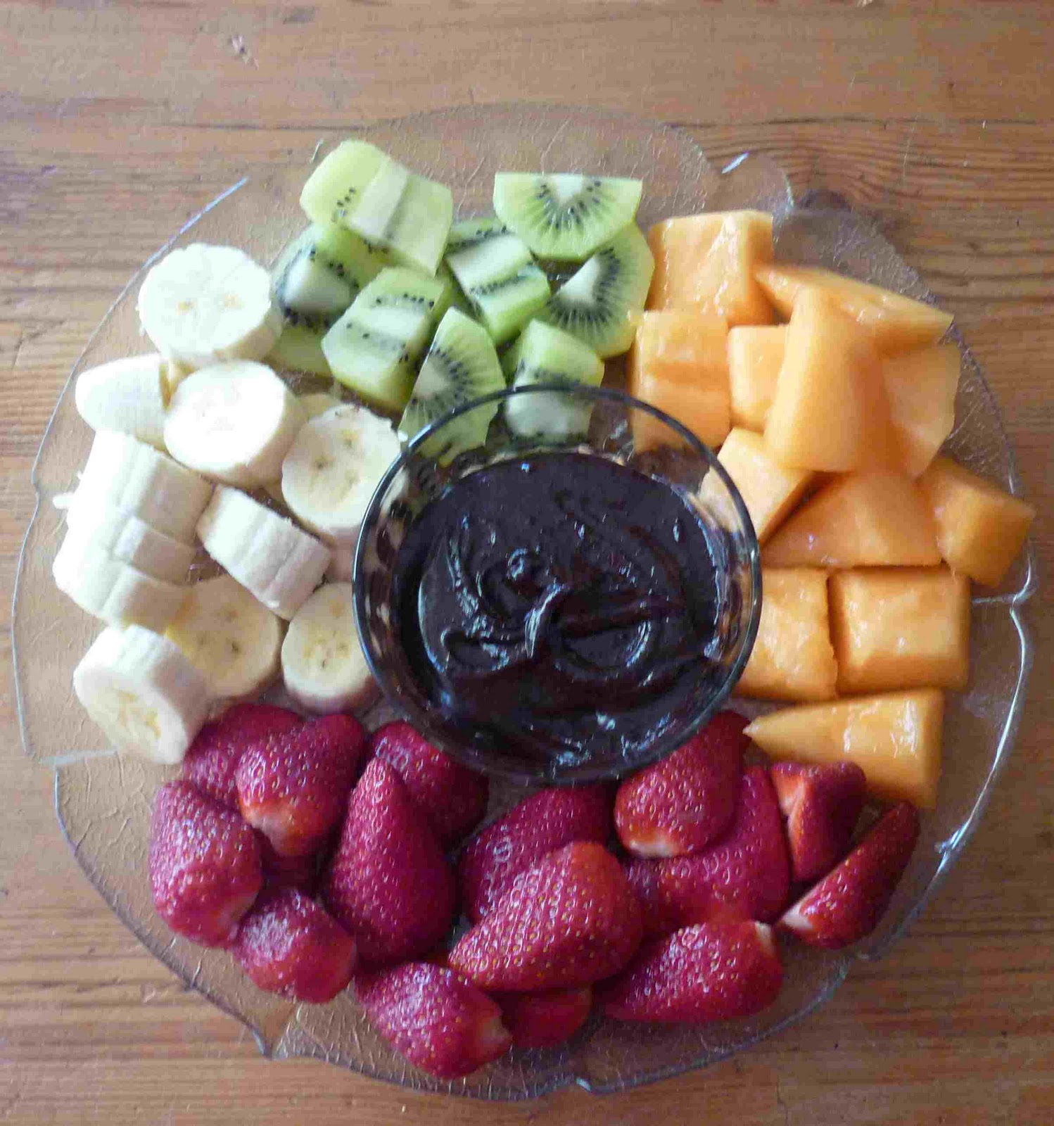 Simpleliving Fresh Fruit Platter With Chocolate Dipping Sauce