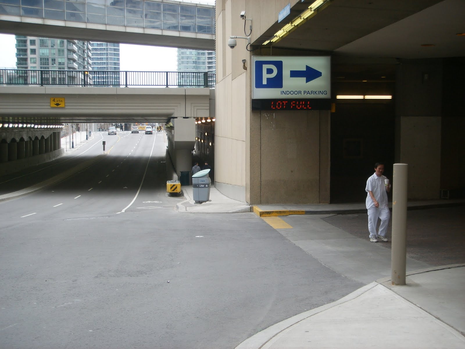 Segregating Simcoe Street Bike Lanes