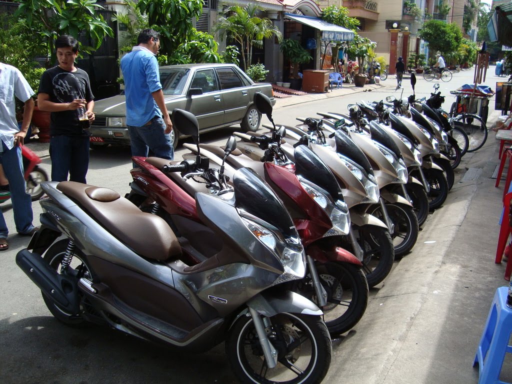 http://2.bp.blogspot.com/_eC4ILC2yXjw/THEcFAt6EyI/AAAAAAAABCM/zZwQlARB6K0/s1600/Honda+PCX+vs+Piaggio+Fly+150+thailand.jpg