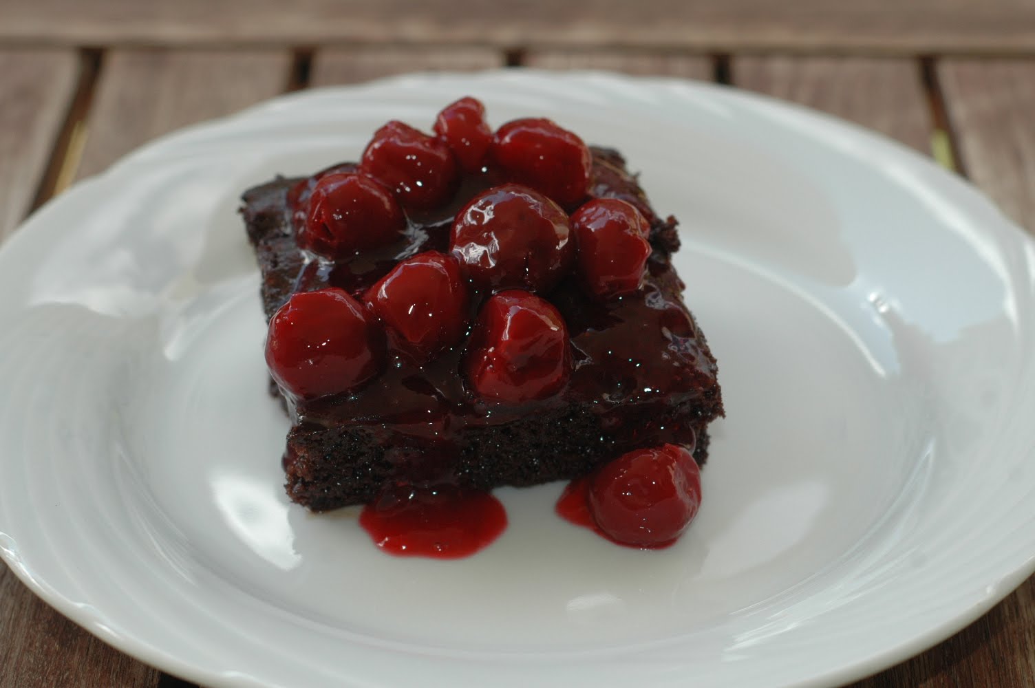 Zencefil Vişne Soslu Islak Kek