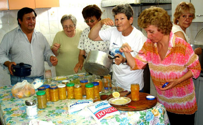 ALFREDO Y SUS ALUMNAS DEGUSTANDO LA MERMELADA