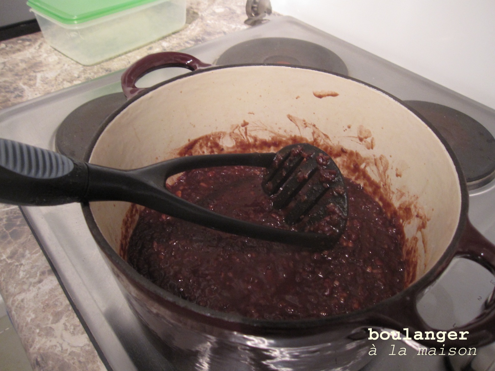 You can do it... at home! Perfect match, green tea ice cream and red