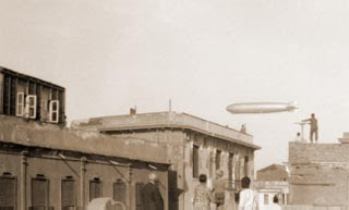 من بعض الصور النادرة لمصر The+airship+%E2%80%9CGraff+Zeppelin%E2%80%9D+seen+of+the+38+of+the+street+of+Mouski
