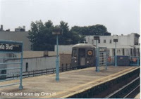 Tren R68A entrando en Astoria Boulevard, 20 de agosto de 2001. Foto Oren's Transit Page