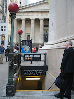 Boca de Metro en Wall Street, con el Federal Hall National Memorial al fondo. Foto de Daniel Schwen, obtenida vía Wikipedia