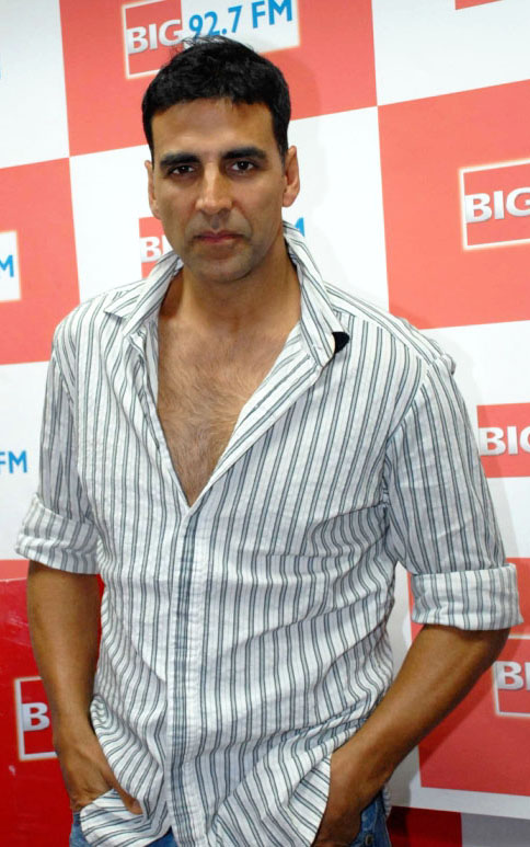 Akshay Kumar Latest News 2010 - female fan jumped on him | Bollywood