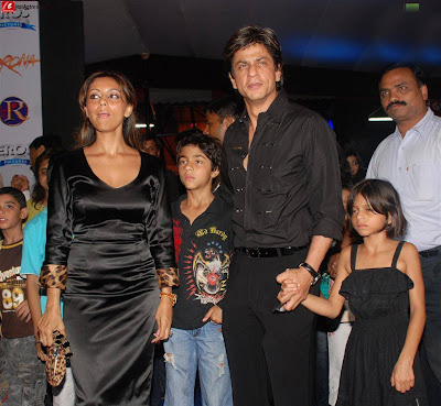 Latest Shahrukh Khan SRK Family Wallpaper Pics Photos Scene Image with Wife Children Kids