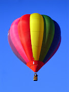 Em cores e chamas, o balão era uma imagem linda, contracenando com o belo .