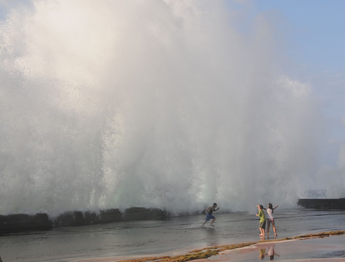 [olas-malecon-01.JPG]