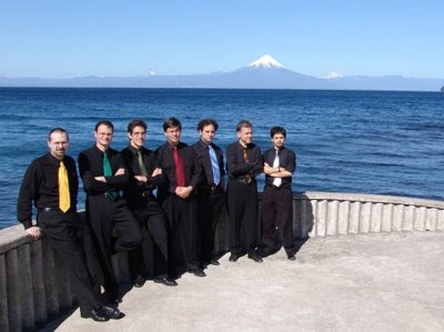 Gruppo Seicento (desde la derecha, Raúl Orellana es el primero, Rami Alqhai, el tercero y Davide Merello, el séptimo y último)
