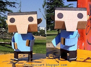 Boneco feito com caixas de cartão