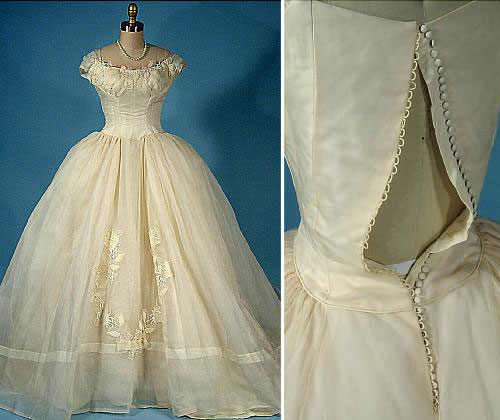  I stumbled upon this vintage wedding dress It 39s perfect