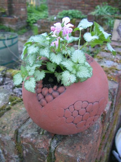 Töpfern für den Garten: Pflanzkugel