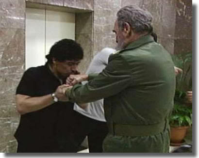 EL BESO DE LA MUERTE DE MARADONA