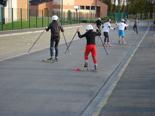 ...ensuite on pousse sur les bâtons et font fait le pas de patineur avec les jambes !!