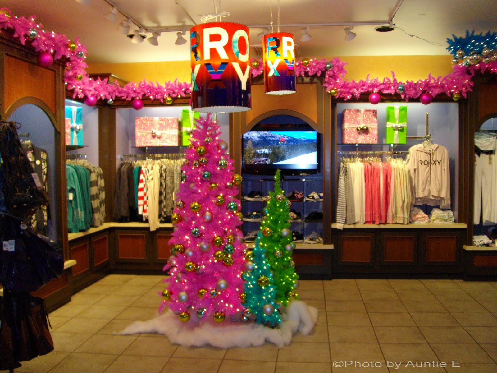 What will christmas look like in shopping centres this year? – shopping AUNTIE E's YARD and GARDEN: R.T.- Shopping time at Christmas Town