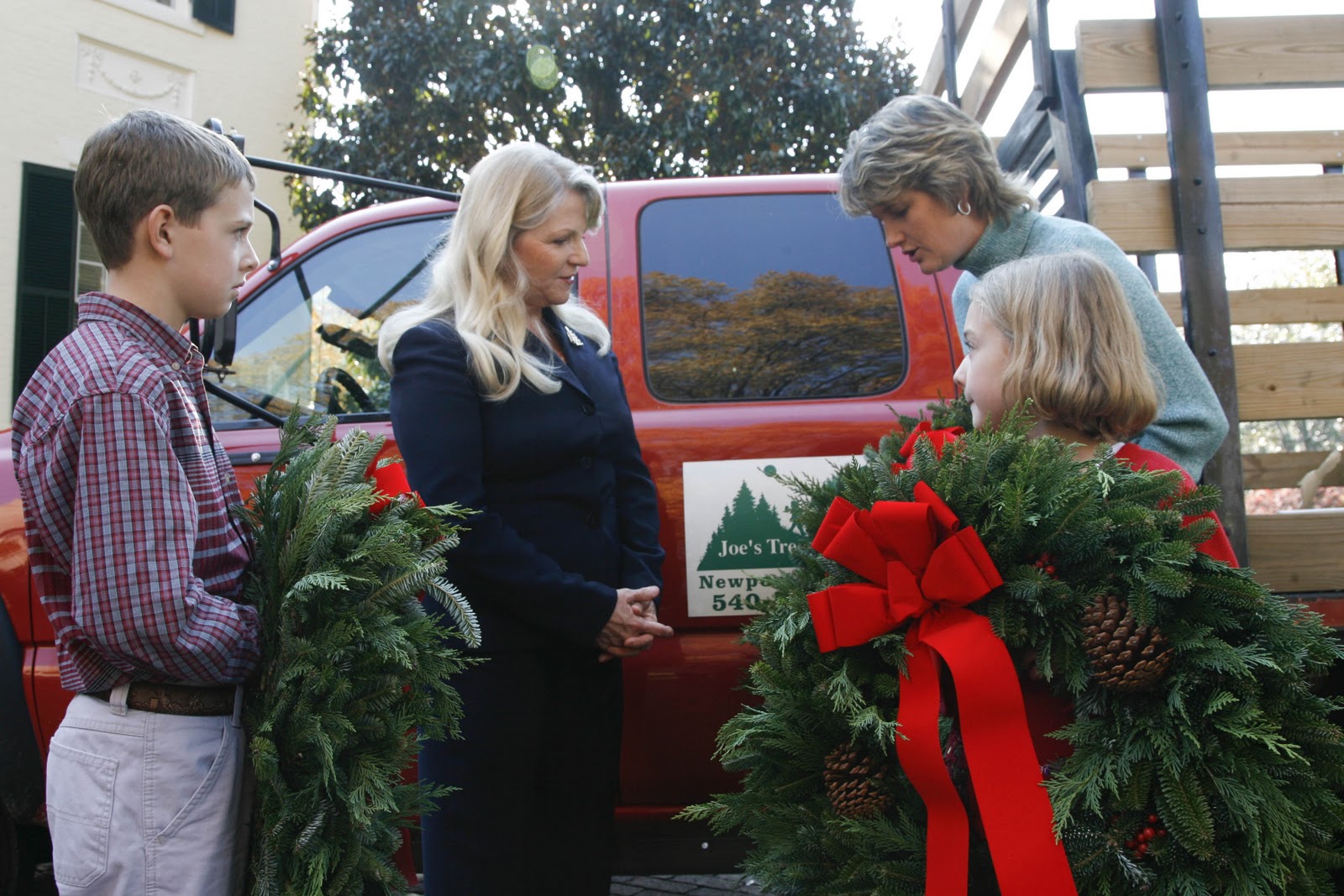 SWAC Girl Official Christmas tree arrives at Va. Governor's Mansion
