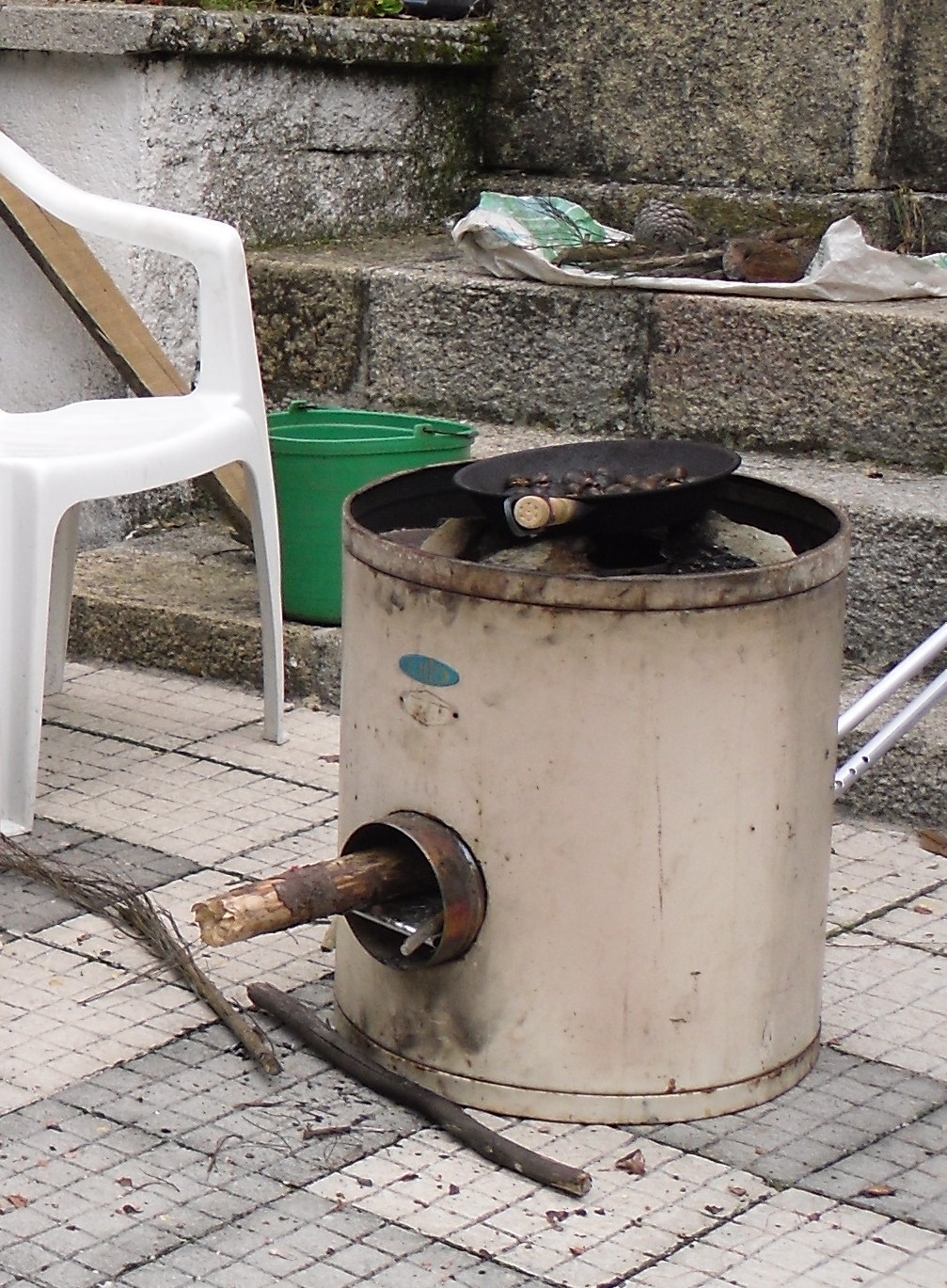 [SDC10158_rocket_stove.JPG]