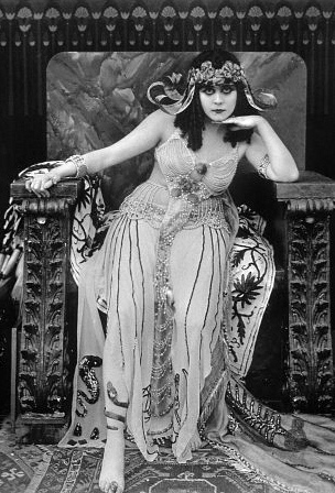 http://2.bp.blogspot.com/_f7dyJRG5LNA/TUg9Ypx3YSI/AAAAAAAABOU/Eu95_JGxjEc/s1600/Theda-bara-cleopatra.jpg