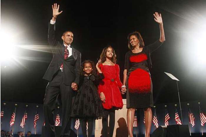 [Barack+e+família+acenam+em+agradecimento+na+noite+da+vitória+presidencial+em+Chicago.jpg]